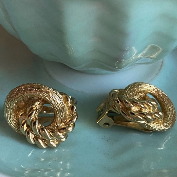 Vintage Christian Dior gold tone clip on dainty Earrings - Picture 8 of 15